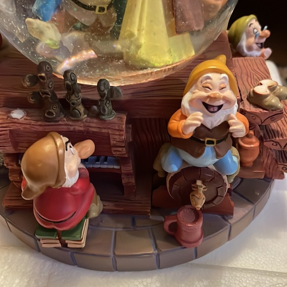 Disney I whistle a happy tune Snow White snow globe - Picture 5 of 12